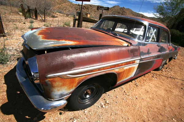 Σκουριασμένο vintage αμερικανικό αυτοκίνητο — Φωτογραφία Αρχείου