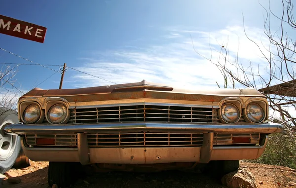 Paslı retro Amerikan arabası — Stok fotoğraf