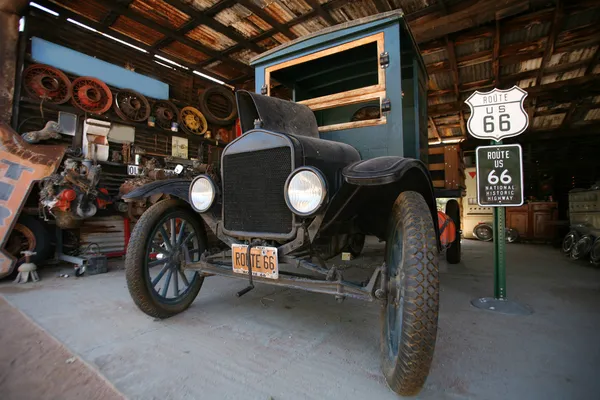 歴史的なルートの横にあるヴィンテージ車フォード — ストック写真