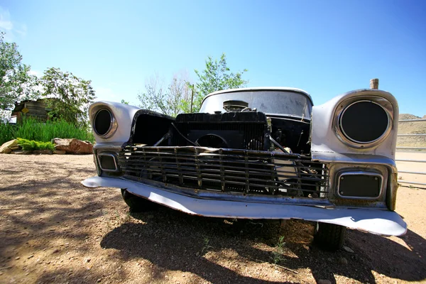 Abandonado antiguo EE.UU. coche al aire libre — Foto de Stock