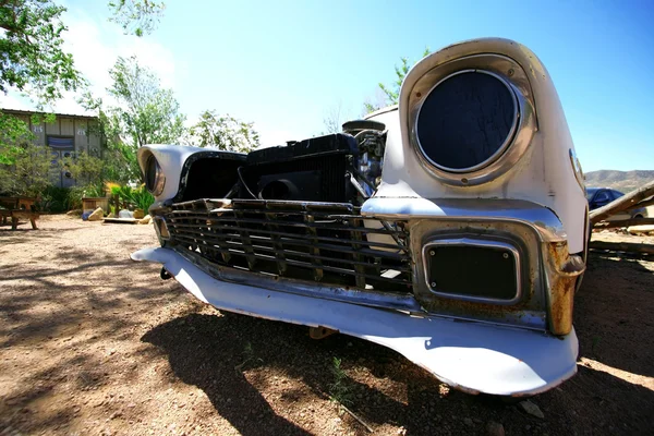 Заброшенный антикварный автомобиль на открытом воздухе — стоковое фото