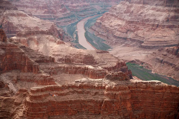Hélicoptère dans la région du Grand Canyon Ouest — Photo