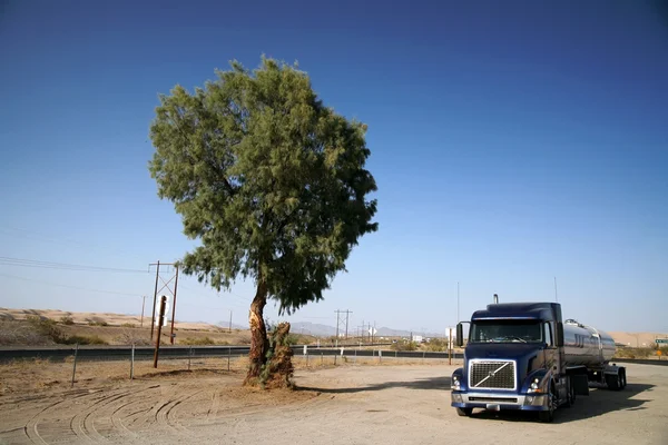 Klassieke VS vrachtwagen op de weg — Stockfoto