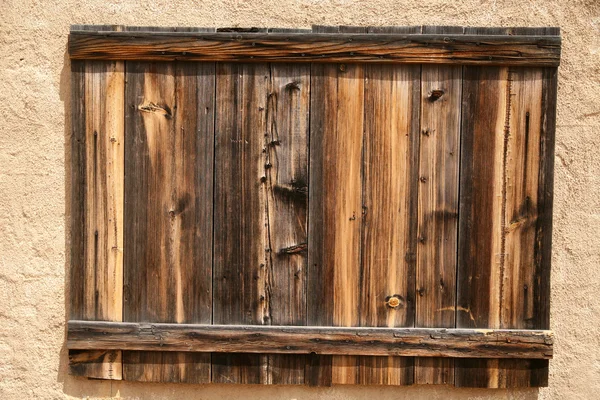 Placa de madera vieja en la pared —  Fotos de Stock