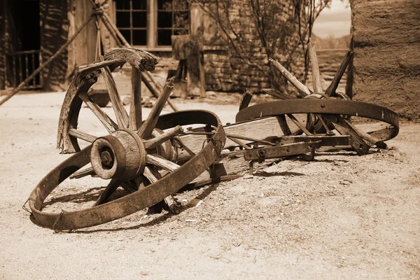 Staré kolo od vintage vozík — Stock fotografie