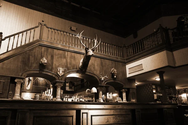 Un elegante bar nocturno con decoración retro — Foto de Stock