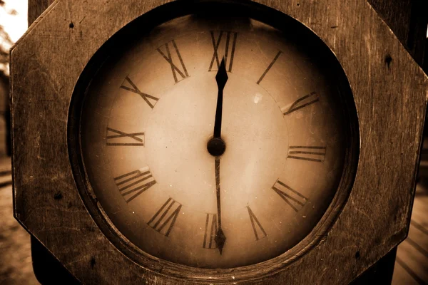 Antiguo reloj de la cara de disparo en Sepia —  Fotos de Stock