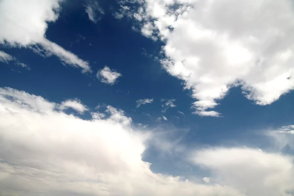 Nuvem e céu azul — Fotografia de Stock