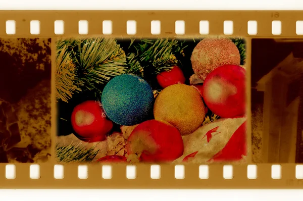 Altes Foto mit Ball und Weihnachtsmütze — Stockfoto