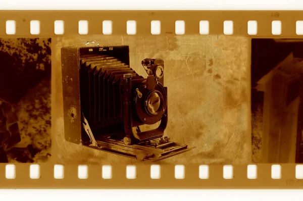 Старые 35 мм с ретро-фотоаппаратом — стоковое фото