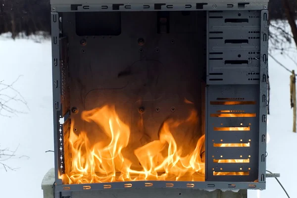 Computador em chamas — Fotografia de Stock