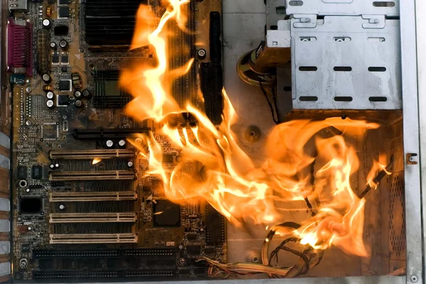 Brandende computer — Stockfoto