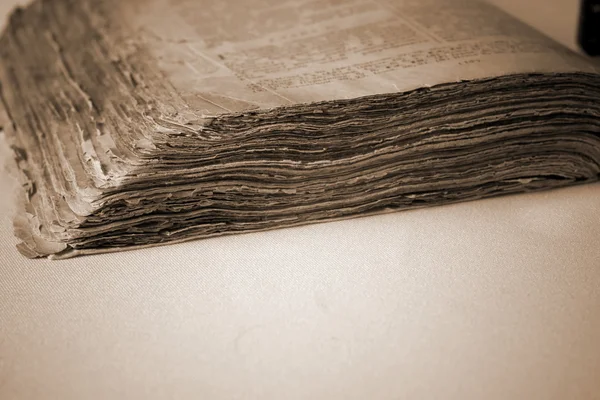 Aperto vecchio libro in tinta calda — Foto Stock