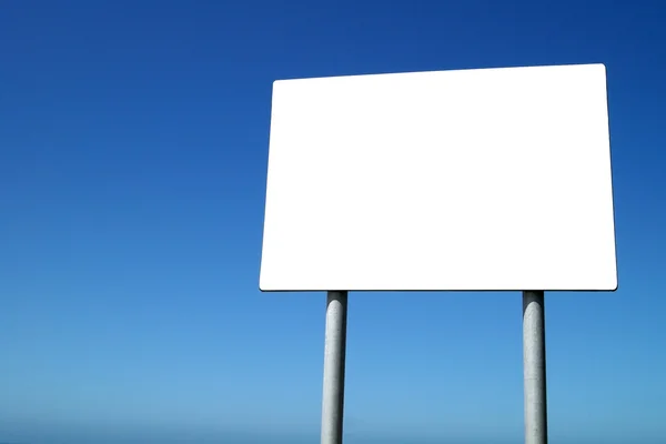 Пустой рекламный щит над голубым небом — стоковое фото