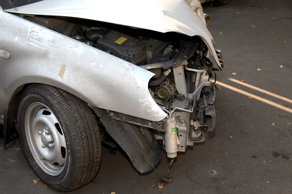 Camión de accidente de auto golpeó frente derecho — Foto de Stock