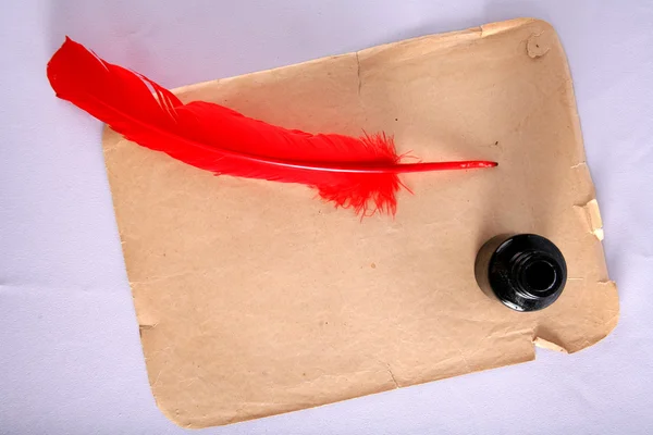 Penna rossa antica e calamaio a vecchia carta — Foto Stock
