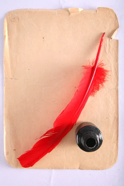 アンティーク赤ペンとインク壺ビンテージ ページで — ストック写真