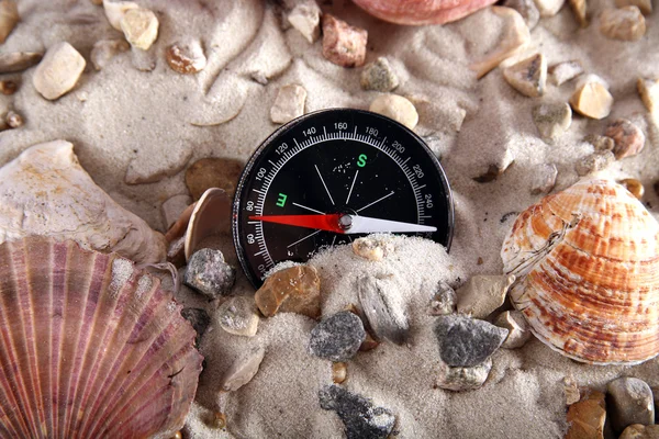Вінтажний компас в піску — стокове фото