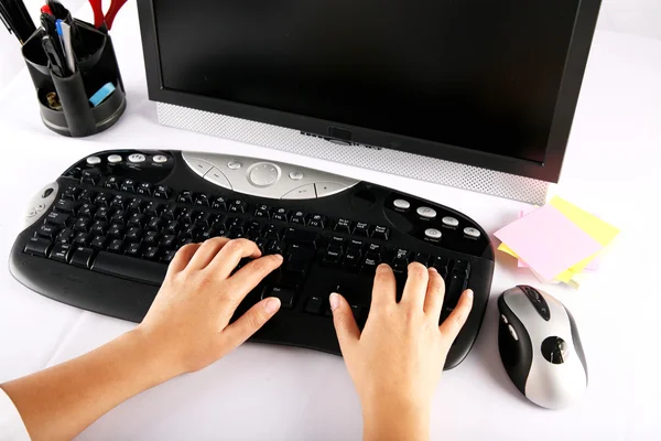 Händer och tangentbord — Stockfoto