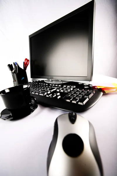 Клавиатура и монитор за столом — стоковое фото