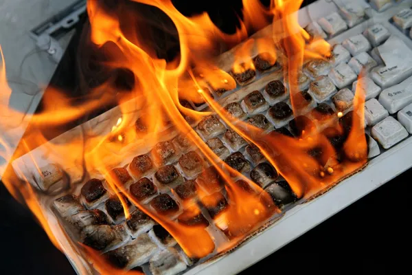 Teclado de computador em chamas — Fotografia de Stock