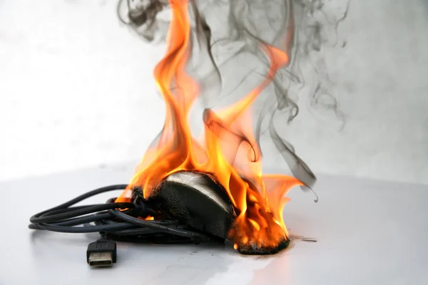 Rato de computador em chamas — Fotografia de Stock