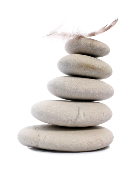 Fem zen stenar med fjäder — Stockfoto