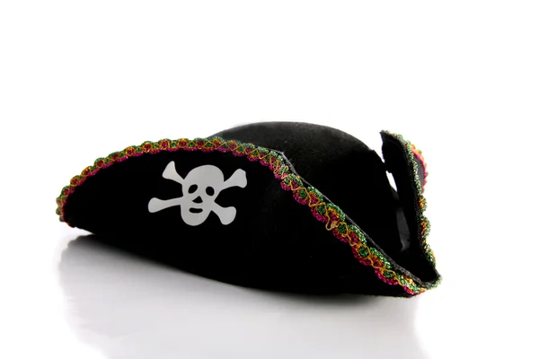 Pirata czarny kapelusz na białym tle — Zdjęcie stockowe