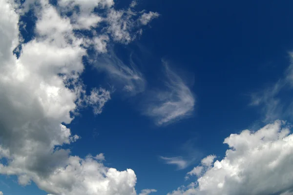 Pilvet taivaalla — kuvapankkivalokuva