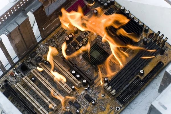 컴퓨터 케이스에 불을 지르는 장면 — 스톡 사진