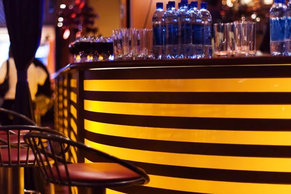 Bar elegante noite - decoração contemporânea — Fotografia de Stock