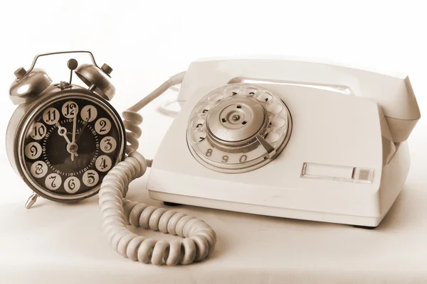 Vintage telefoon en klok — Stockfoto