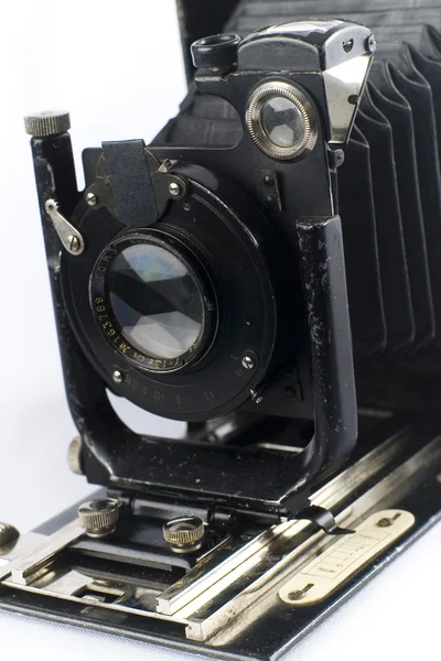Ретро камера изолирована на белом — стоковое фото