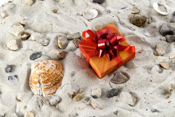 Gift in the sand — Stock Photo, Image