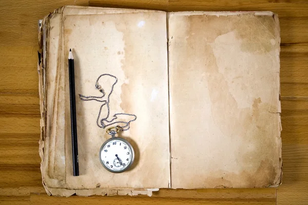Стара книга, перо, годинник — стокове фото
