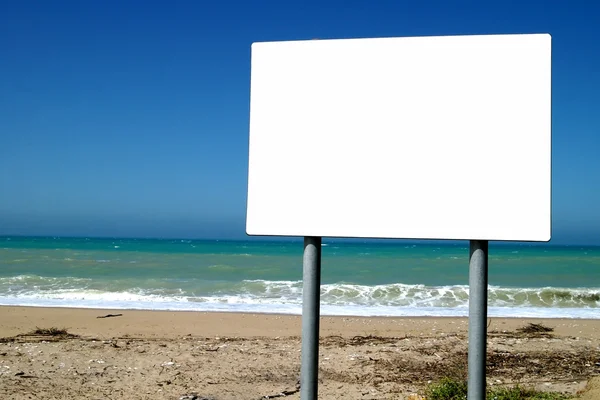 Leere Werbetafel über dem Meer — Stockfoto