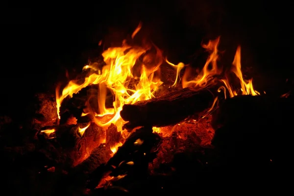 Fogo e chamas em um fundo preto — Fotografia de Stock