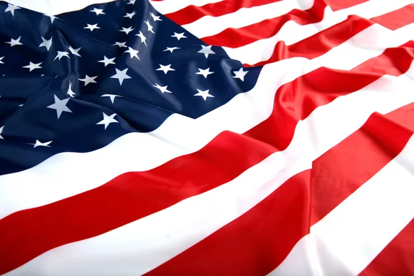 파도와 미국 국기를 펄 럭 — 스톡 사진