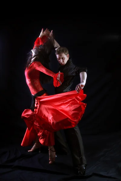 Танцюристи на чорному тлі — стокове фото