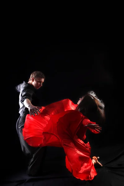 Danseurs en action sur fond noir — Photo