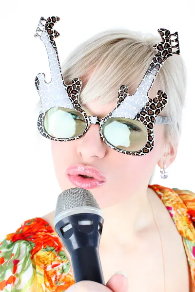 Співачка в смішних окулярах — стокове фото