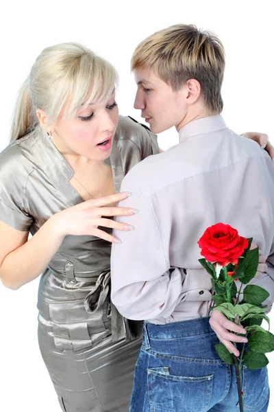 Casal com presente e flor — Fotografia de Stock