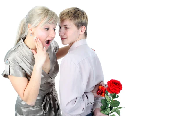 Casal com presente e flor isolado em branco — Fotografia de Stock