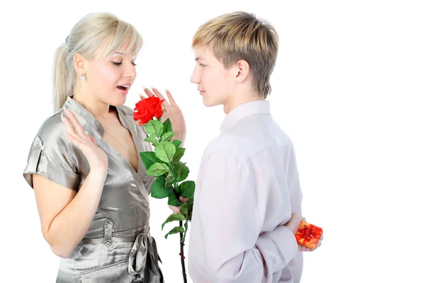 Couple avec cadeau et fleur — Photo