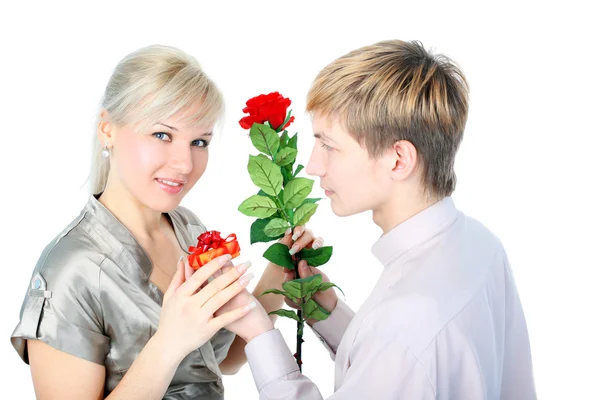 与礼物和鲜花，情侣 — 图库照片