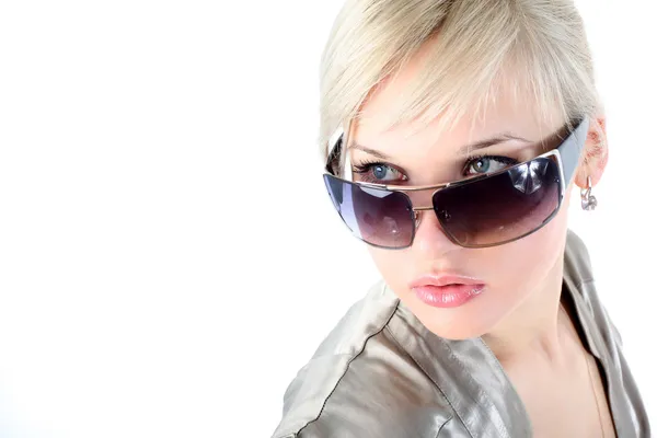 Meisje met zonnebril geïsoleerd op wit — Stockfoto