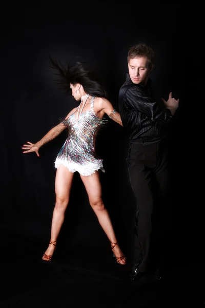 Танцоры на черном фоне — стоковое фото