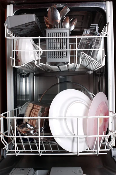 เครื่องล้างจานพร้อมจานใส — ภาพถ่ายสต็อก