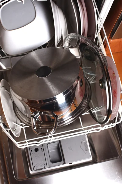 Посудомоечная машина с посудой — стоковое фото