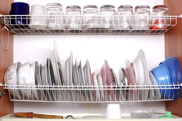 Чашка и посуда на кухне — стоковое фото